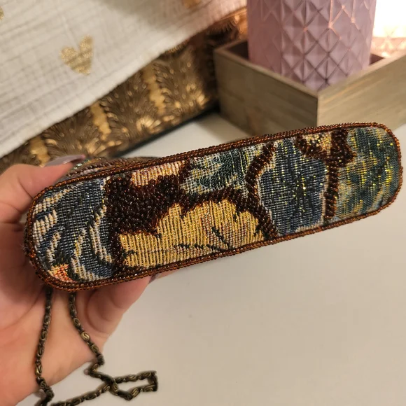 Kisslock Floral Beaded Shoulder Bag - Picture 6 of 9